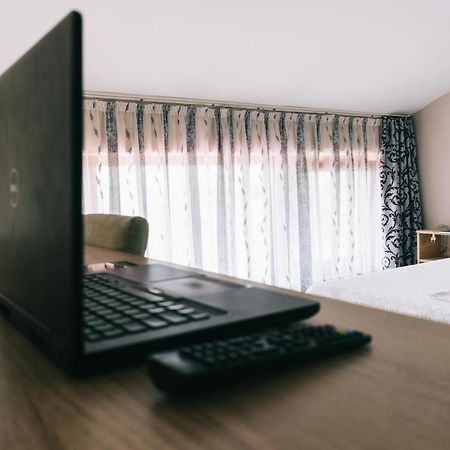 La Tusi Lovrin Hotel Kültér fotó